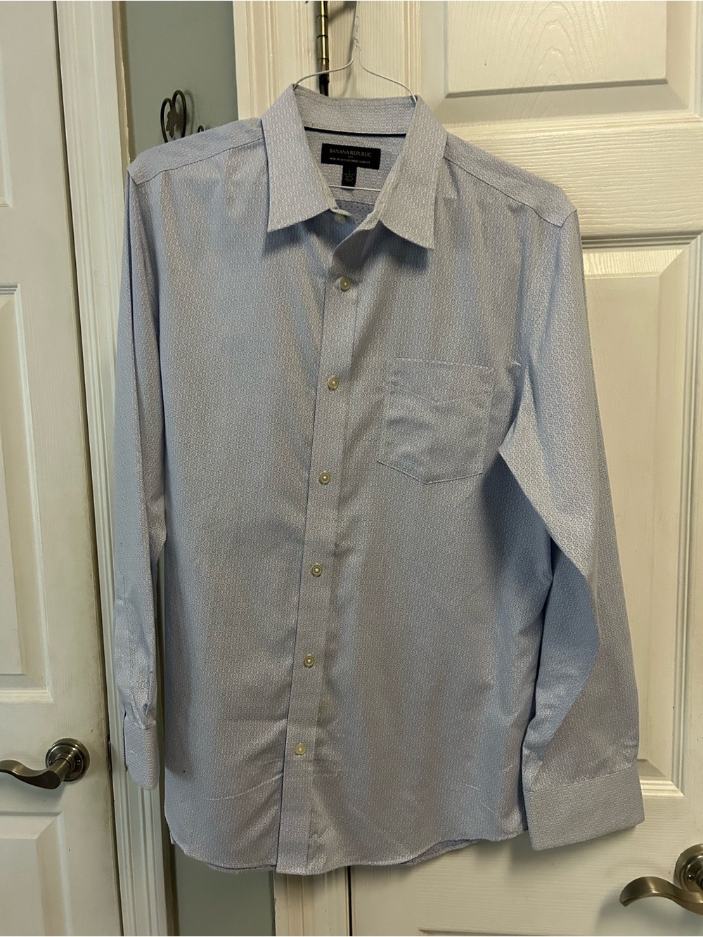 Banana Republic Light Blue Men’s Dress Shirt Large 16/16.5 No Iron Tailored Slim